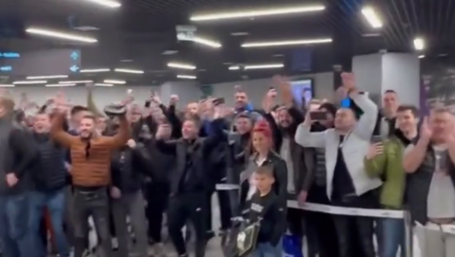 TOTALNA LUDNICA U CIK ZORE Navijači sačekali igrače Partizana na aerodromu, Egzum dobio najveće ovacije (VIDEO)