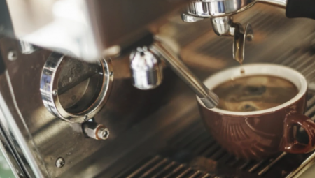 ZVER JE BILA SKRIVENA IZA APARATA Konobar počeo da sprema kafu, pa ugledao strašan prizor (FOTO)