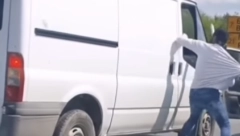 MUŠKARAC NASRNUO NA VOZAČA KOMBIJA Tuča na ulici u Novom Sadu, ženska osoba pokušava da ih razdvoji (VIDEO)