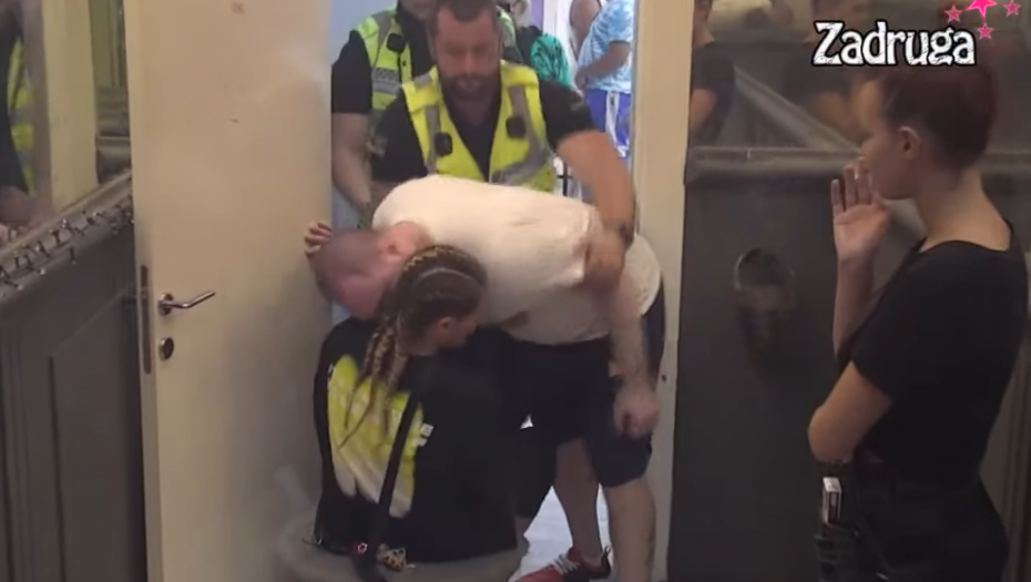 ZVEZDAN UDARIO ANU Monstruozno skočio na nju, pokušao da je davi, stravične scene! (VIDEO)