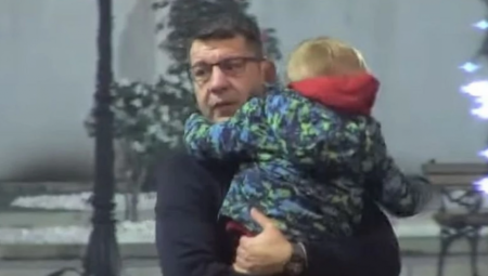 IVAN MARINKOVIĆ POKAZAO KAKO SE BRINE O ŽELJKU, PA GESTOM RAZNEŽIO JAVNOST! Idila oca i sina topi najtvrđa srca! (FOTO)