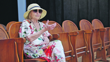 JAUKALA SAM PO ULICAMA, HTELA SAM DA SE BACIM SA KROVA Glumica proživela jezive scene, otkrila detalje: Šišali su me do glave