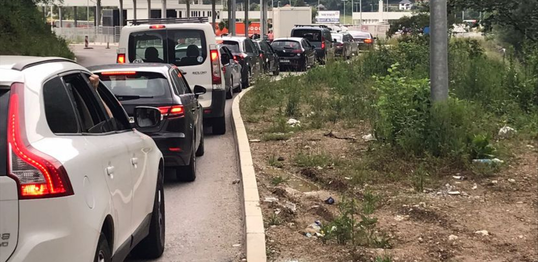 SEZONA ODMORA Na graničnim prelazima kolone automobila: Najveća gužva na Gradini, čeka se 120 minuta