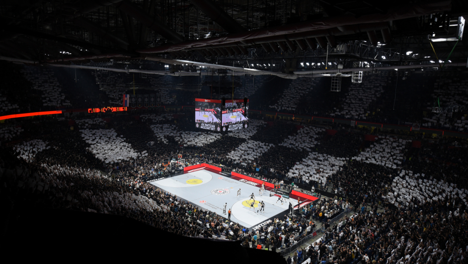 VREO DOČEK ZA ŠPANCE Navijači Partizana okačili transparente po autoputu, poruku je dobio svaki igrač Reala (FOTO)