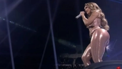 SVI SU GLEDALI U NJU Pevačica zasenila na žrebu i ukrala šou košarkašima (VIDEO)