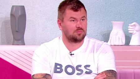 KAJE SE ŠTO IH JE OBRUKAO Janjuš je u više navrata govorio o svojim roditeljima, a evo kako oni izgledaju (FOTO)