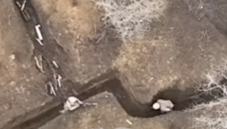 RUSKI VOJNIK SAM NAPAO UKRAJINSKU JURIŠNU GRUPU! Dobio rafal u glavu, preživeo i odbranio poziciju (VIDEO)