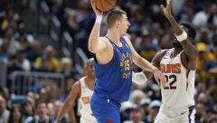 JOKIĆ DEMONSTRIRAO SILU "Džoker" se igrao sa Finiksom, upisao dabl-dabl učinak (VIDEO)