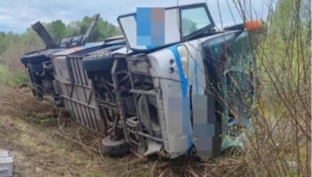TATA, DOŽIVELI SMO SAOBRAĆAJNU NESREĆU Otac turiste iz prevrnutog autobusa u Mađarskoj: "Krenuli su da slave 1. maj" (FOTO)