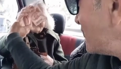 "IMAM I JA MAJKU, KOD KUĆE" O Miloradu priča cela Srbija, dve bake ostale u čudu šta im je priredio taksista