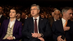 PREMIJERKA BRNABIĆ ODUŠEVILA PORUKOM Vlada Srbije, zajedno sa Aleksandrom Vučićem, duboko je posvećena da naš narod oseti svu pomoć i podršku gde god se nalazio