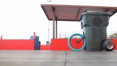 JURI BRZINOM 110 NA SAT Da li bi se provozali najbržom kantom za smeće, ovaj čovek jeste (VIDEO)