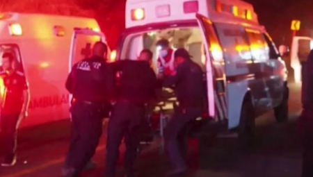 DETE ISPALO IZ AUTOBUSA Vozač vozio sa otvorenim vratima, mališan povređen