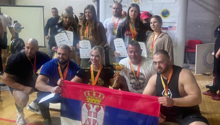 NOVO ZLATO ZA SRBIJU Po onoj “Njegoševoj” da boj ne bije svetlo oružje već srce u junaka, Živorad Žika Marković se u Crnoj Gori okitio medaljom