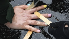 HAOS U PROGRAMU UŽIVO! Uleteo u kadar, pa se zalepio za sto! Reagovala policija