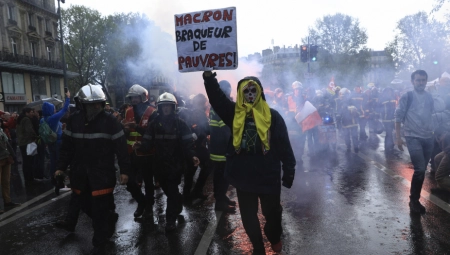 ŽESTOKI SUKOBI U LIONU Kamenicama na policiju, kišobranima protiv dronova, najgore tek sledi