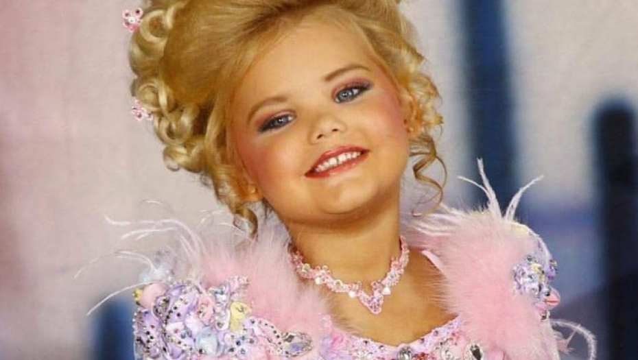 SA 2 GODINE IŠLA U SOLARIJUM, DRŽALA DIJETU Majka je redovno tukla da bi bila najlepša, a evo kako danas izgleda