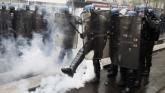 GORI PARIZ, DEMONSTRANTI UDARILI NA POLICIJU Lete Molotovljevi kokteli, razbijeni izlozi, zapaljene barikade (FOTO/VIDEO)