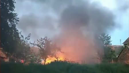 DRAMATIČAN PRIZOR U KOVAČICI Ogroman plamen guta dvorište porodične kuće (VIDEO)