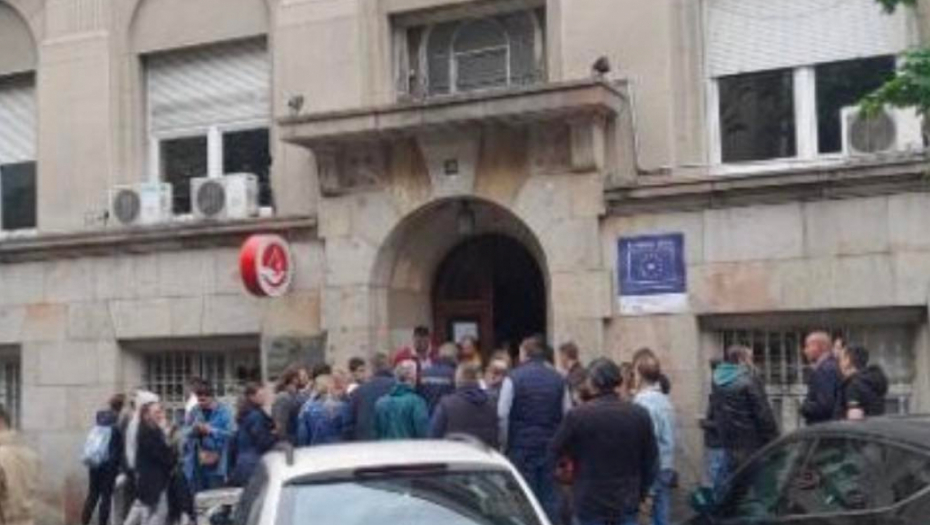 ALO! ISPRED INSTITUTA ZA TRANSFUZIJU KRVI Nakon masakra u školi, Srbija se ujedinila, ova scena tera suze na oči!