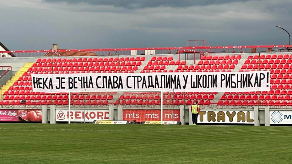 NEMA NAVIJANJA NA UTAKMICI NAPREDAK - ZVEZDA Na tribini transparent koji tera suze na oči