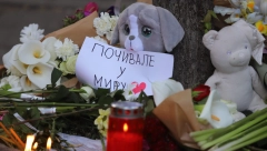 SUZE, SVEĆE I CVEĆE Ispred škole u kojoj se desio masakr ljudi masovno dolaze i mole se: Bože, daj toj deci mir! (FOTO/VIDEO)