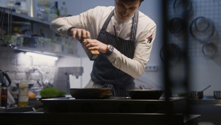 KUVARI U SRBIJI IMAJU PLATU 2.500, EVO I GDE Dvojica se vratila iz Nemačke, bukti rat na mrežama zbog njih