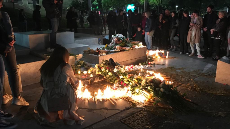 UPLAKANE NIŠLIJE ODALE POČAST I PALILE SVEĆE NASTRADALIMA U MASAKRU ''Roditelji su najviše zakazali, isuviše malo vremena provode sa decom''