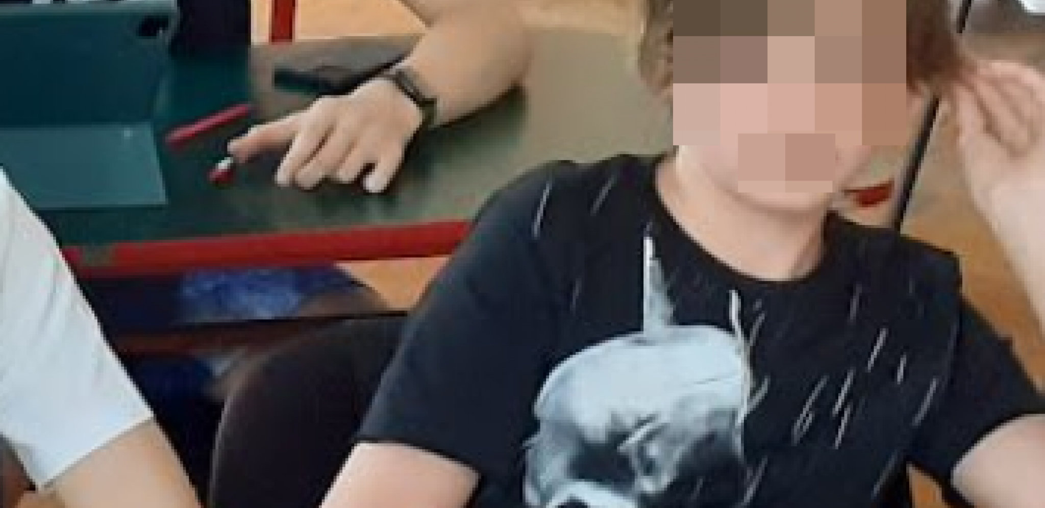 ZADUBLJEN U ZADATAK, SA PLAVIM ČUPERKOM PREKO OKA Isplivale fotografije odeljenja smrti, otkrivaju Kostin odnos sa drugovima