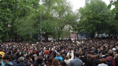 SRBIJA U SUZAMA Na hiljade ljudi oplakuje stradalu decu na Vračaru (FOTO)