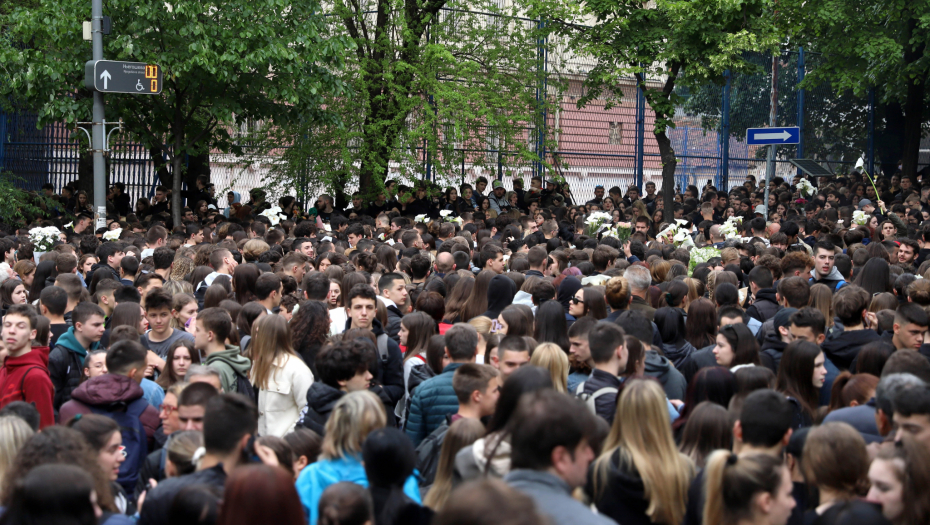 SRBIJA ZAVIJENA TUGOM Poznat datum prve četiri sahrane dece žrtava masakra u školi na Vračaru