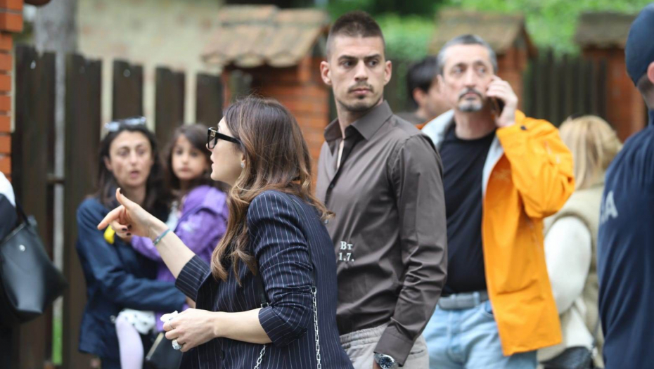 "ČEKAM IH DA IZAĐU" Oglasio se Vujadin Savić nakon incidenta u školi, pa otkrio kako su deca!