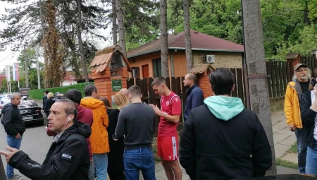 ALO! ISPRED GIMNAZIJE RUĐER BOŠKOVIĆ Zabrinuti roditelji: ''Plašimo se da je jučerašnji masakr pokrenuo talas nasilja'' (FOTO)