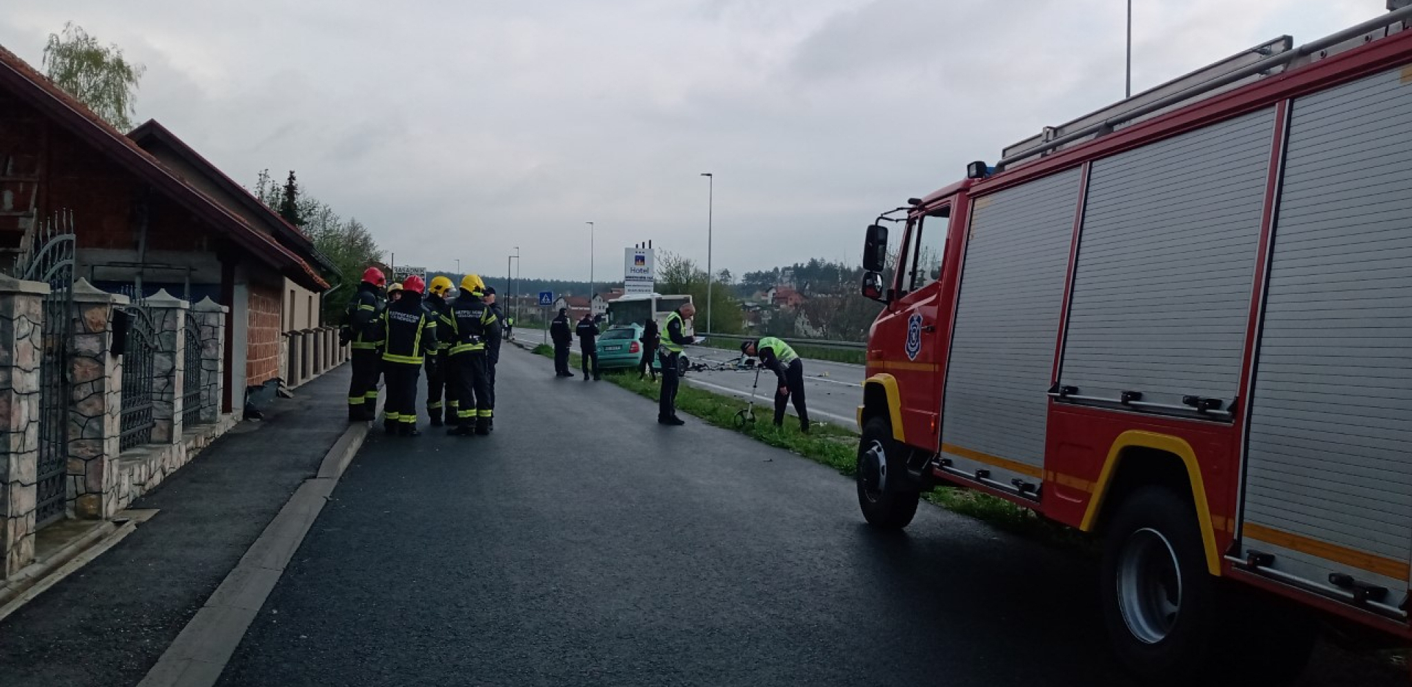 NAJNOVIJI DETALJI NESREĆE KOD UŽICA Puklo je kao bomba, ''škoda'' je pravo podletela pod autobus (FOTO)