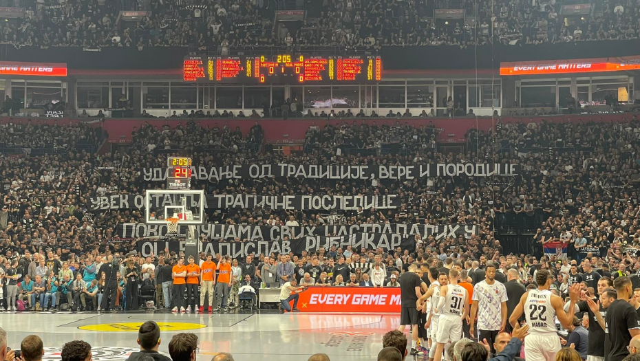 NAJTUŽNIJA KOREOGRAFIJA U ISTORIJI ARENE Cveće poletelo na parket u čast žrtvama masakra na Vračaru (VIDEO)
