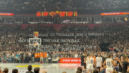 NAJTUŽNIJA KOREOGRAFIJA U ISTORIJI ARENE Cveće poletelo na parket u čast žrtvama masakra na Vračaru (VIDEO)