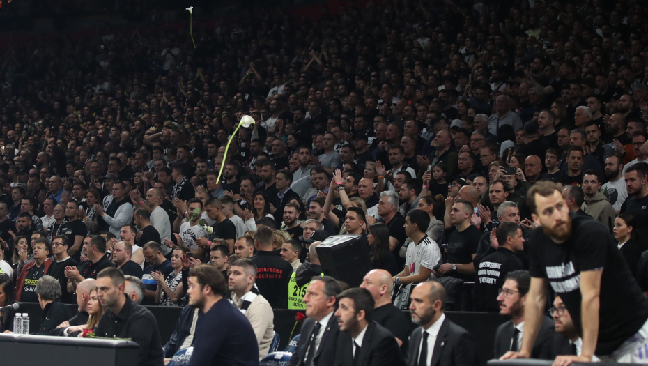 SUZE I RUŽE UMESTO PESME Potresne scene u Areni (FOTO)