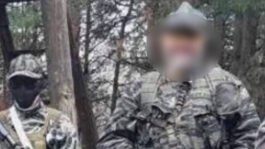 ISPLIVAO DOKAZ Otac učio maloletnog sina ubicu da puca, ne skida osmeh sa lica