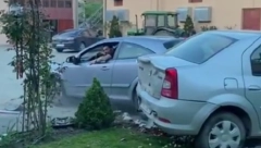 PIJAN SEO ZA VOLAN, ULETEO U DVORIŠTE I UNIŠTIO SVE PRED SOBOM Psovao i vređao gazdu, auto načisto razlupao (VIDEO)