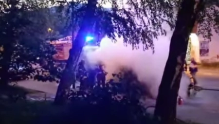''KOMBI JE POČEO DA ŠTUCA, LJUDI MI MAHALI DA GORI'' Zapalilo se vozilo nasred ulice na Miljakovcu (VIDEO/FOTO)