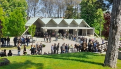 TIŠINA PARA UŠI, A PROLAZNICI U NEVERICI ODMAHUJU GLAVOM Reke ljudi se oprašta od E.K. na Centralnom groblju u Beogradu (FOTO/VIDEO)