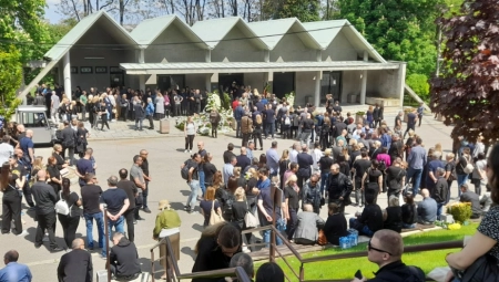 DALA JE VREMENA DA SE DRUGA DECA SPASU "Zašto to radiš?! Prestani!" Sveštenik na sahrani devojčice E. K. (14) opisao njen herojski otpor dečaku ubici