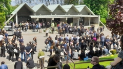 DALA JE VREMENA DA SE DRUGA DECA SPASU "Zašto to radiš?! Prestani!" Sveštenik na sahrani devojčice E. K. (14) opisao njen herojski otpor dečaku ubici