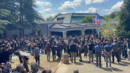 POSLEDNJI POZDRAV DRAGANU Ogroman broj ljudi na Lešću ispraća radnika obezbeđenja stradalog u masakru na Vračaru (FOTO/VIDEO)