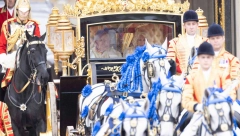 NOGE SU MU SE KLATILE PO BLATU Vojnik pao u nesvest tokom kraljevske ceremonije (VIDEO)