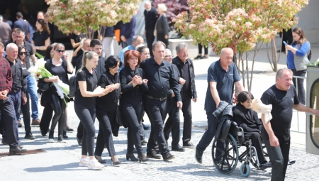 "RAŠIRIO JE KRILA MISLEĆI DA ĆE SAKUPITI ZLO OLOVO, TRAGEDIJU NIJE SPREČIO" Potresan govor porodice na sahrani ubijenog čuvara Dragana