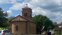 PLAČ, JAUCI I TUGA Ožalošćeni se skupljaju ispred crkve u kojoj će se održati opelo za petoro ubijenih u masakru