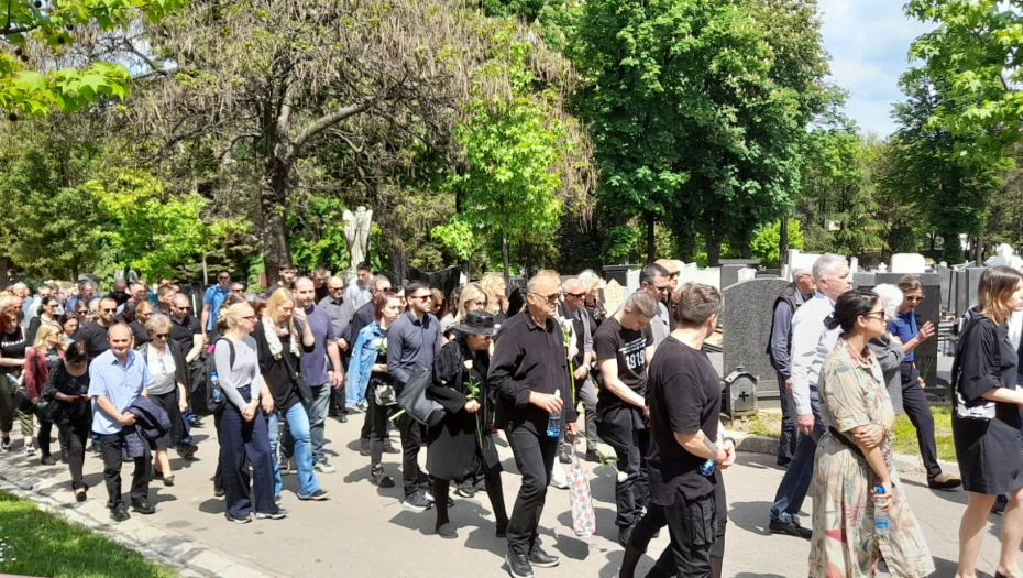 KOLONA MLADIH NOSILA JE BELO CVEĆE, KAO ZNAK NEVINOSTI I ČISTOTE Sahranjena trinaestogodišnja E. K., žrtva maskara na Vračaru (FOTO/VIDEO)