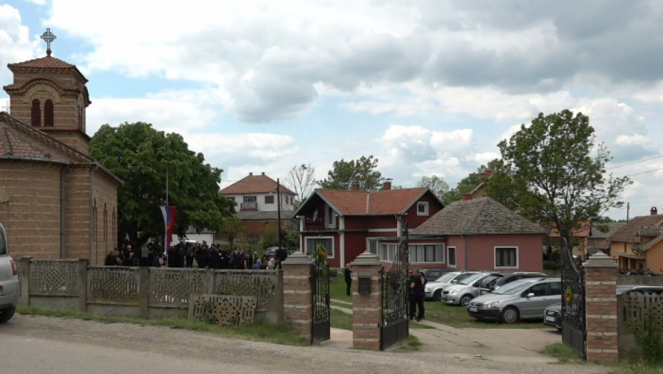 PETORO MLADIH POLOŽENO U ZEMLJU U MALOM ORAŠJU Pet majki je tugovalo, plakalo i nije moglo da se odvoji od kovčega (VIDEO)