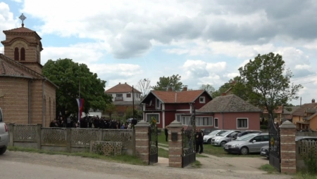 PETORO MLADIH POLOŽENO U ZEMLJU U MALOM ORAŠJU Pet majki je tugovalo, plakalo i nije moglo da se odvoji od kovčega (VIDEO)